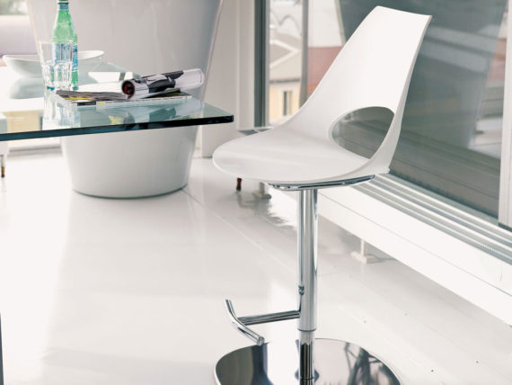 1311066478_Shark_sgabello.jpg_1024x768