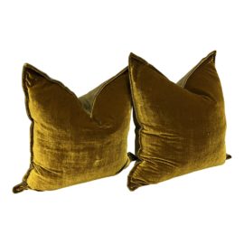 NEW De Le Cuona Silk Velvet and Linen Flange Cushion, a Pair. Original Price: $712