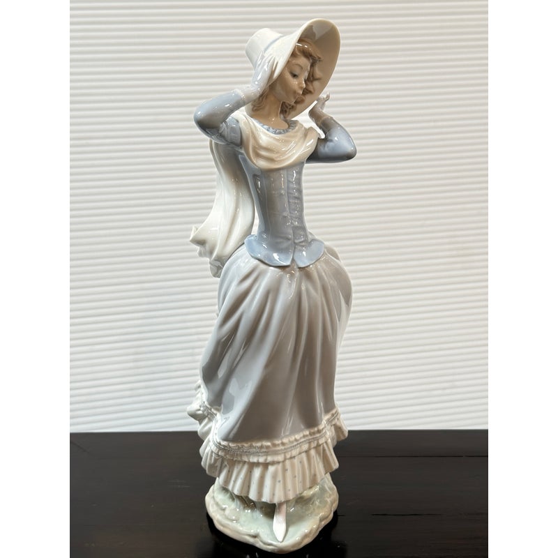 美品 LLADRO リヤドロ 「春のそよ風」SPRING BREEZE Lladró Spring Breeze Porcelain Figurine, Signed. Estimated Price